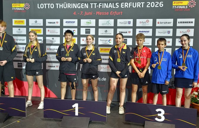 Fynn Nickel (von links), Kira Aeberhard (TSV Korntal), Tien Nghia Phong, Lotta Rothfuß (TTC Renchen), Ksenja Pznic (DJK Sportbund Stuttgart), Jonathan Kraft (TTC Klingenmünster), Julius Werner (SpVgg Effeltrich) und Anna Walter (MTV 1881 Ingolstadt) bei der Siegerehrung in Erfurt. <span class='image-autor'>Foto: privat</span>
