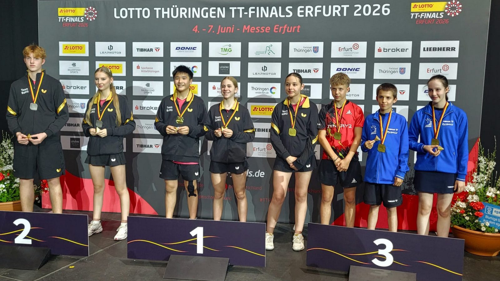 Fynn Nickel (von links), Kira Aeberhard (TSV Korntal), Tien Nghia Phong, Lotta Rothfuß (TTC Renchen), Ksenja Pznic (DJK Sportbund Stuttgart), Jonathan Kraft (TTC Klingenmünster), Julius Werner (SpVgg Effeltrich) und Anna Walter (MTV 1881 Ingolstadt) bei der Siegerehrung in Erfurt. Foto: privat