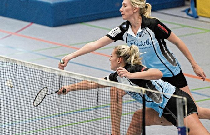 Gemeinsam stark: Bei diesem Ball strecken sich sowohl Illingens Carolin Dippon (hinten) als auch Klara Skrbin. Foto: Leitner
