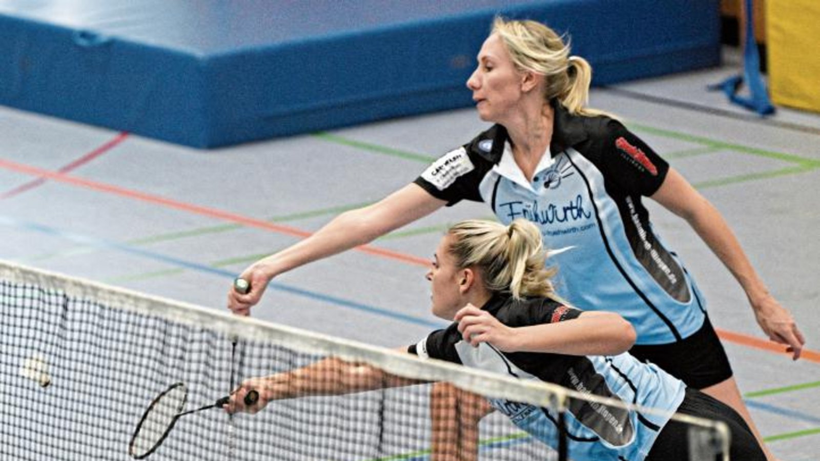 Gemeinsam stark: Bei diesem Ball strecken sich sowohl Illingens Carolin Dippon (hinten) als auch Klara Skrbin. Foto: Leitner