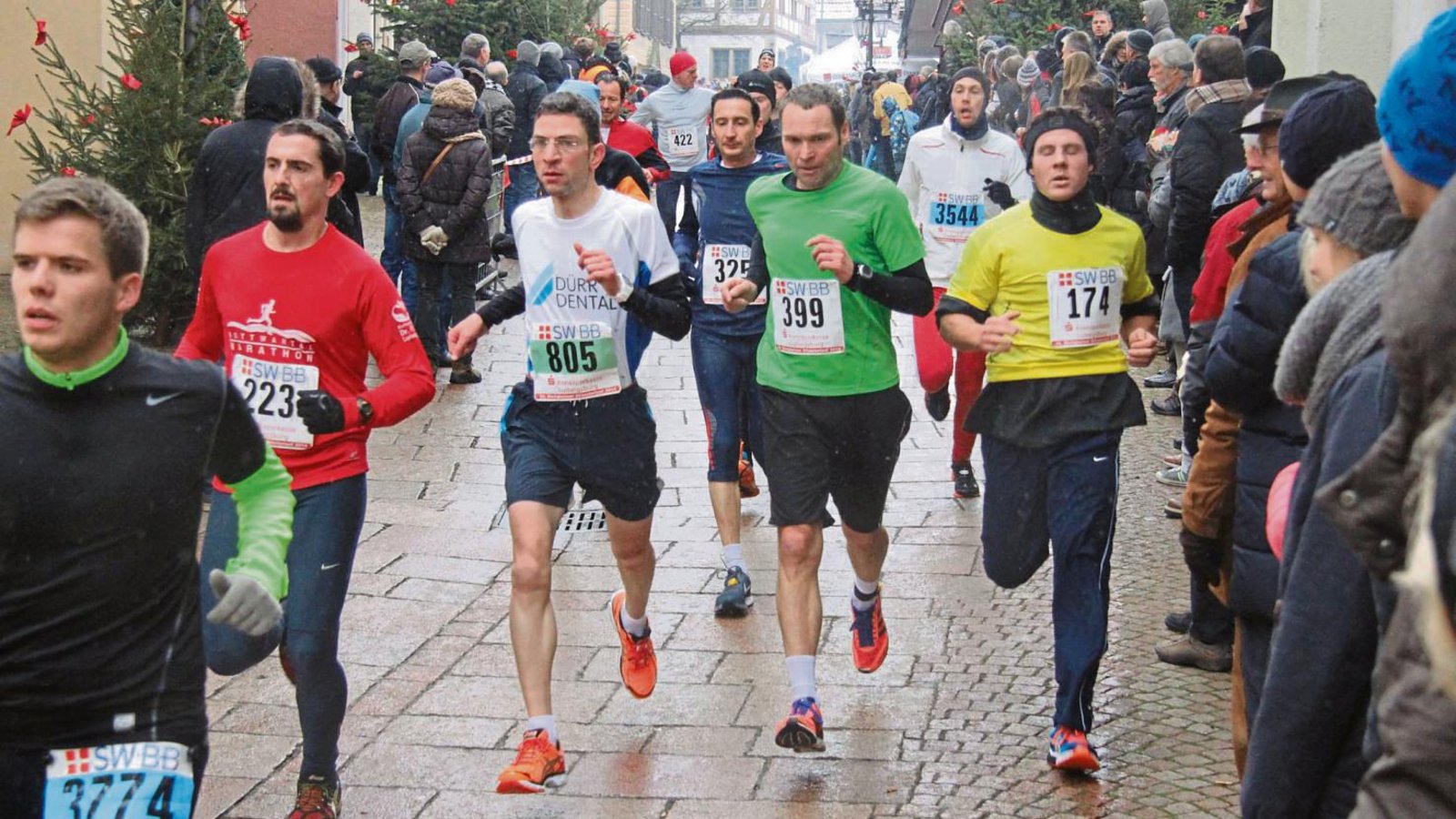 Dicht gedrängt säumen die Fans die Laufstrecke des Bietigheimer Silvesterlaufs in der Bietigheimer Altstadt. Foto: Nachreiner