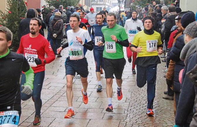 Dicht gedrängt säumen die Fans die Laufstrecke des Bietigheimer Silvesterlaufs in der Bietigheimer Altstadt. Foto: Nachreiner