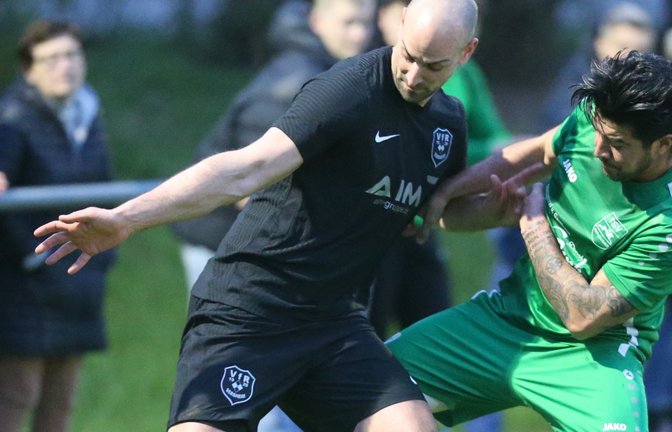 Der TSV Kleinglattbach kämpft mit Hector de Jesus Perez Morales (rechts) – hier im Duell mit dem Sersheimer Vassilios Kostakis – im Auswärtsspiel beim FV Kirchheim um den Klassenerhalt in der Fußball-Kreisliga A 3.  <span class='image-autor'>Foto: Küppers</span>