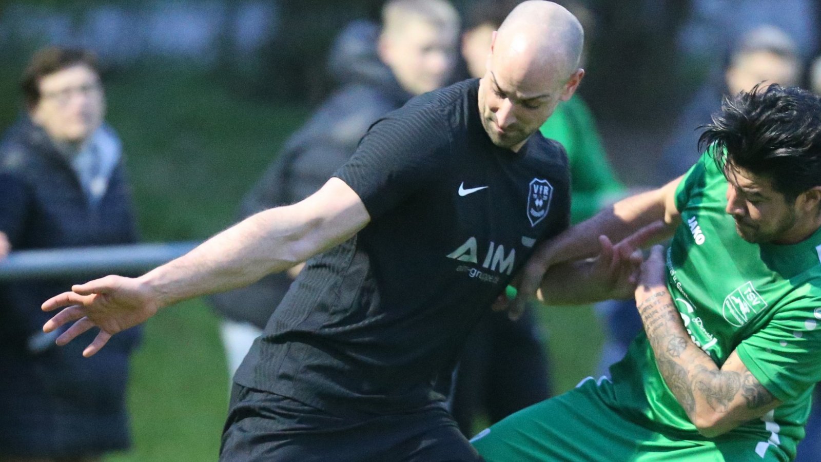 Der TSV Kleinglattbach kämpft mit Hector de Jesus Perez Morales (rechts) – hier im Duell mit dem Sersheimer Vassilios Kostakis – im Auswärtsspiel beim FV Kirchheim um den Klassenerhalt in der Fußball-Kreisliga A 3. Foto: Küppers Der TSV Kleinglattbach kämpft mit Hector de Jesus Perez Morales (rechts) – hier im Duell mit dem Sersheimer Vassilios Kostakis – im Auswärtsspiel beim FV Kirchheim um den Klassenerhalt in der Fußball-Kreisliga A 3. Foto: Küppers