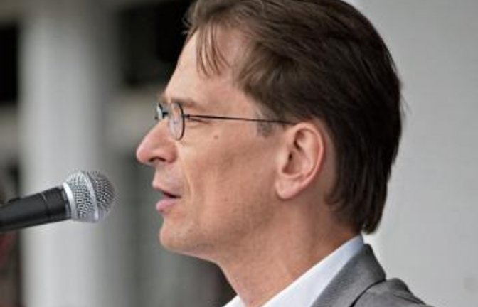 Dr. Bodo Schiffmann, einer der führenden Kritiker gegen die Corona-Maßnahmen der Politik, sprach am Samstag als Gastredner auf der Demonstration in Pforzheim.