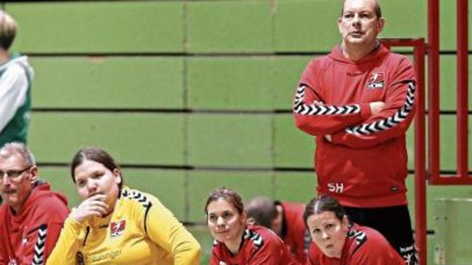 Von einer vollen Bank kann HCME-Frauentrainer Silvio Herzog nur träumen. Foto: Küppers Von einer vollen Bank kann HCME-Frauentrainer Silvio Herzog nur träumen. Foto: Küppers