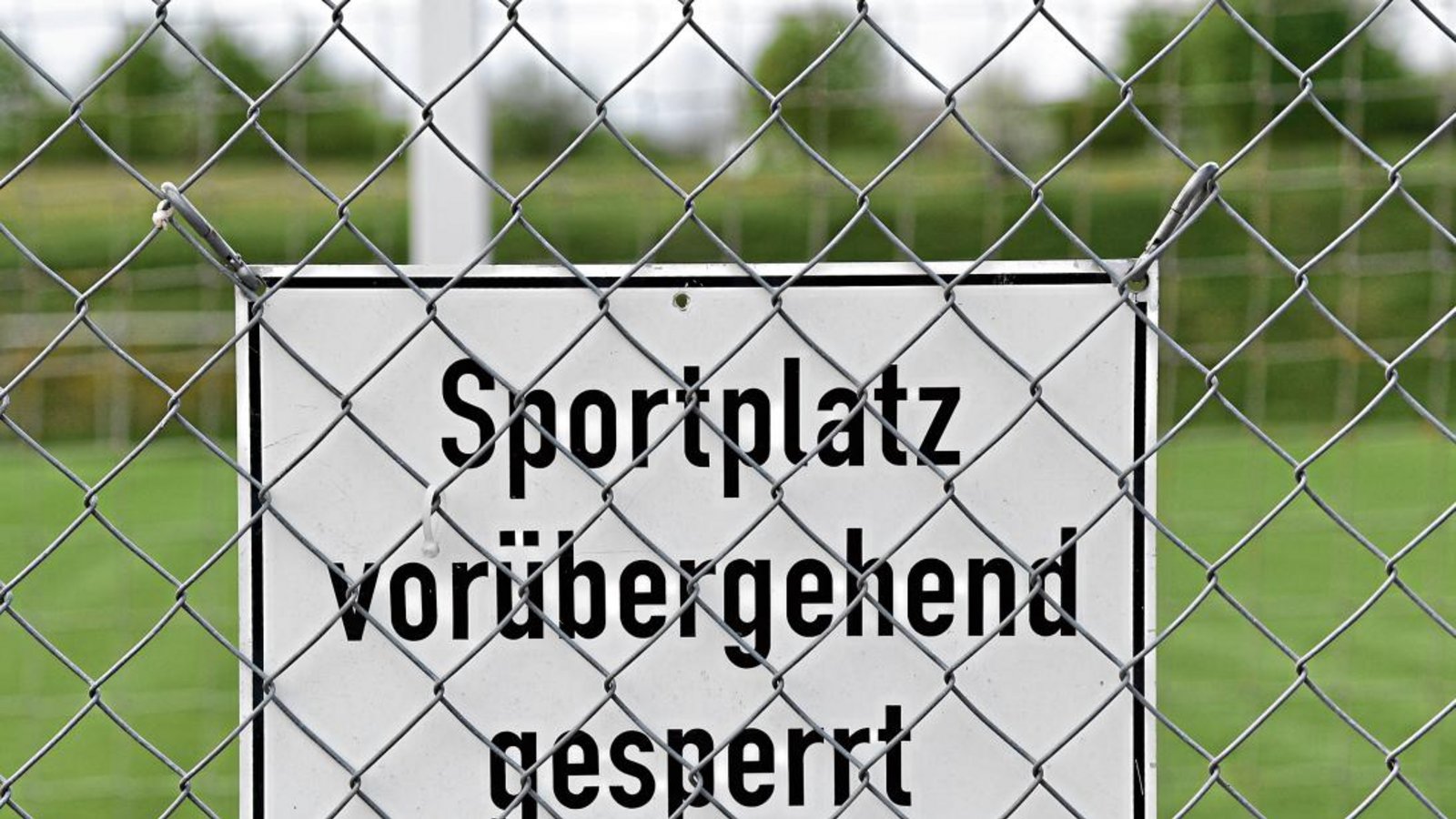 „Sportplatz vorübergehend gesperrt“ gilt aktuell nur noch für das Mannschaftstraining. In Kleingruppen und ohne Körperkontakt darf seit Montag wieder gearbeitet werden. Foto: Leitner „Sportplatz vorübergehend gesperrt“ gilt aktuell nur noch für das Mannschaftstraining. In Kleingruppen und ohne Körperkontakt darf seit Montag wieder gearbeitet werden. Foto: Leitner