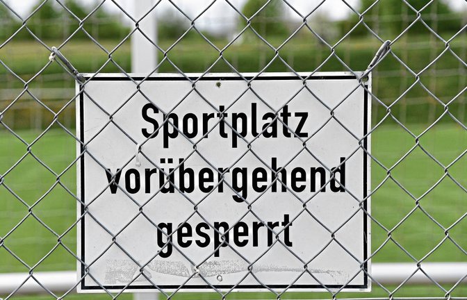 „Sportplatz vorübergehend gesperrt“ gilt aktuell nur noch für das Mannschaftstraining. In Kleingruppen und ohne Körperkontakt darf seit Montag wieder gearbeitet werden. Foto: Leitner