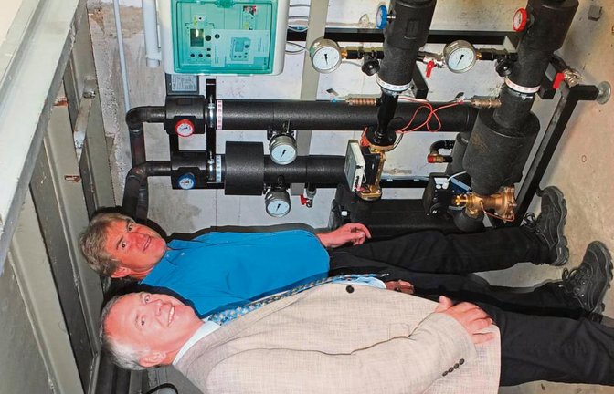 Rainer Kübler und Joachim Setzer (von links) begutachten eine der Übergabestationen.  Foto: privat