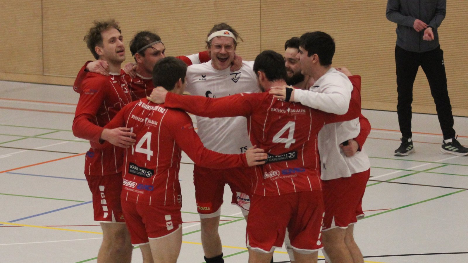 Hüpfend feiern die Vaihinger Faustballer den Klassenerhalt in der 1. Bundesliga Süd, Foto: Dittrich