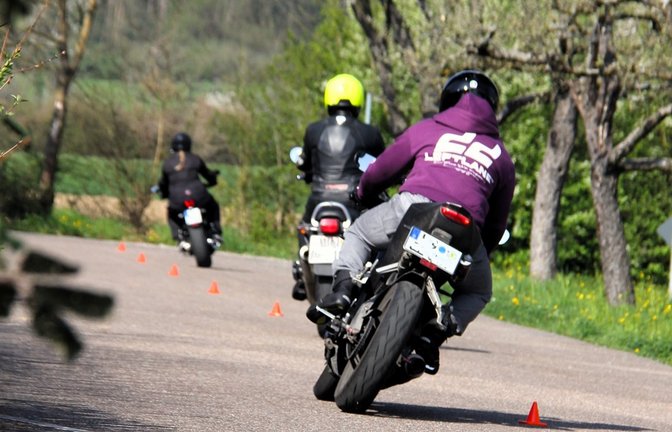 Slalom: Auf dem Vaihinger Übungsplatz werden viele Runden gedreht. <span class='image-autor'>Fotos: Kauer</span>