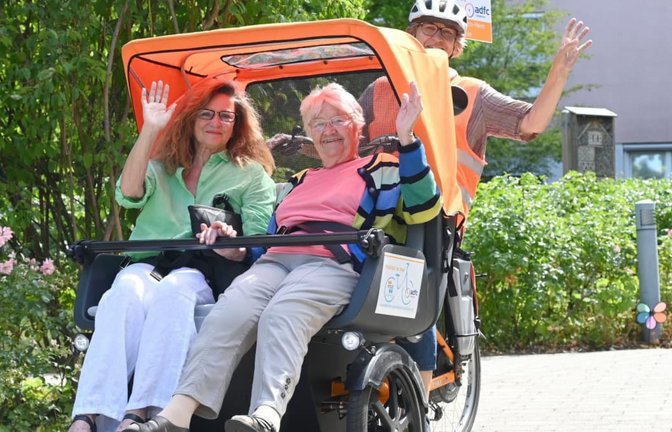 Eine kleine Extrarunde im Garten des Alberg-Knapp-Heims nach einer Fahrt zur Hartenecker Höhe: Lotte Diefenbacher und ihrer Tochter Brigitte Binder hat die Tour mit der Rikscha ebenso gut gefallen wie der „Chauffeuse“ Ute Leitlein-Harter.<span class='image-autor'>Werner Kuhnle</span>