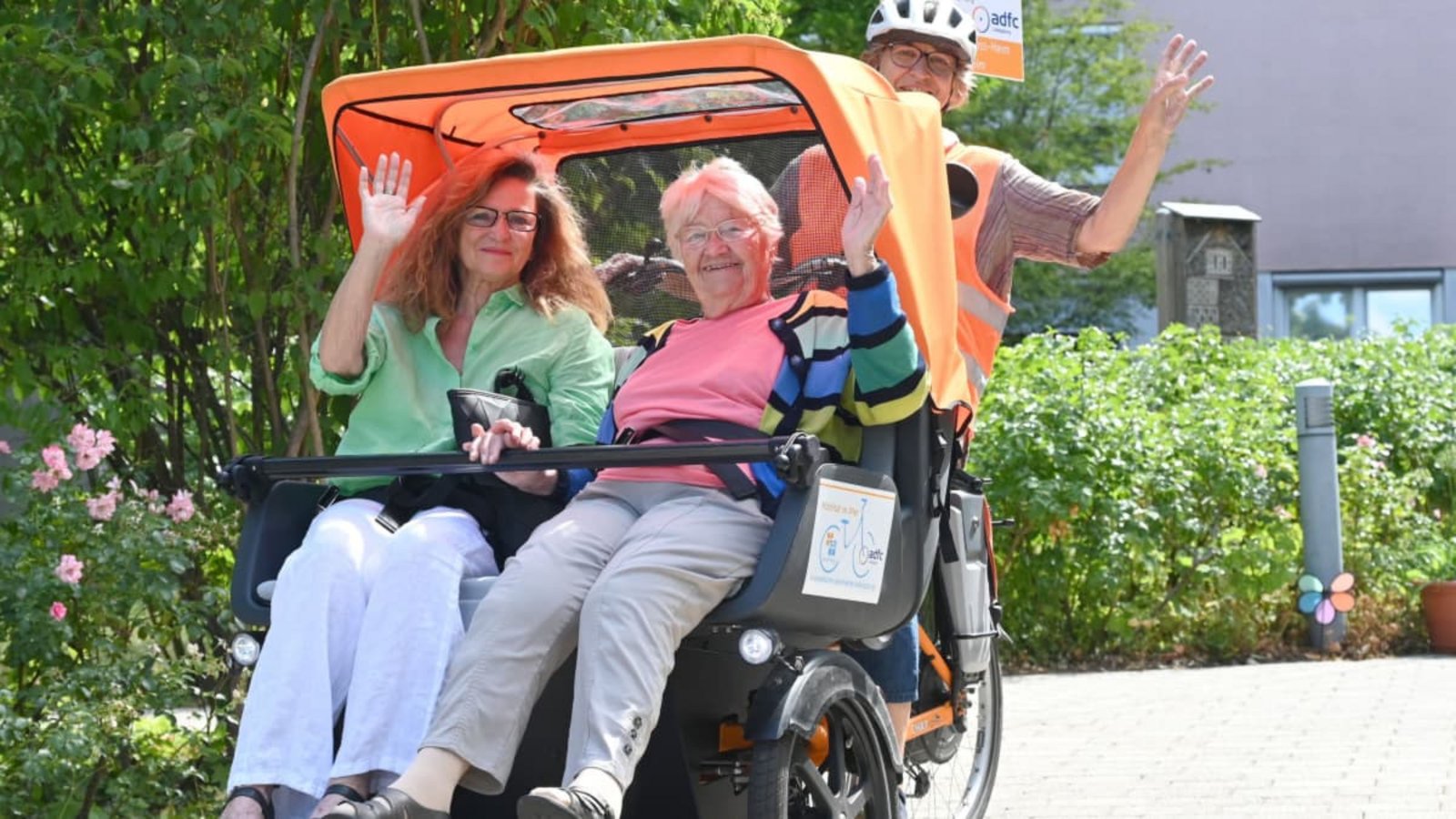 Eine kleine Extrarunde im Garten des Alberg-Knapp-Heims nach einer Fahrt zur Hartenecker Höhe: Lotte Diefenbacher und ihrer Tochter Brigitte Binder hat die Tour mit der Rikscha ebenso gut gefallen wie der „Chauffeuse“ Ute Leitlein-Harter.Werner Kuhnle Eine kleine Extrarunde im Garten des Alberg-Knapp-Heims nach einer Fahrt zur Hartenecker Höhe: Lotte Diefenbacher und ihrer Tochter Brigitte Binder hat die Tour mit der Rikscha ebenso gut gefallen wie der „Chauffeuse“ Ute Leitlein-Harter.Werner Kuhnle