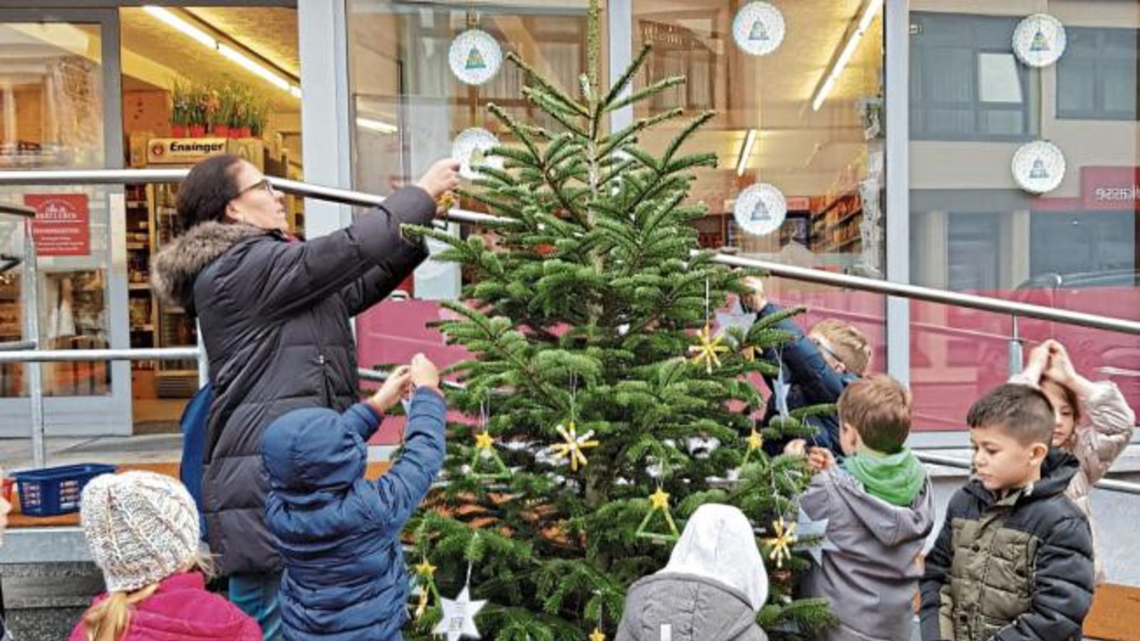Der Dorfladen in Enzweihingen hat sich mit Unterstützung des katholischen Kindergartens im Ort bereits bestens für den Advent gerüstet. Foto: Schneider Der Dorfladen in Enzweihingen hat sich mit Unterstützung des katholischen Kindergartens im Ort bereits bestens für den Advent gerüstet. Foto: Schneider
