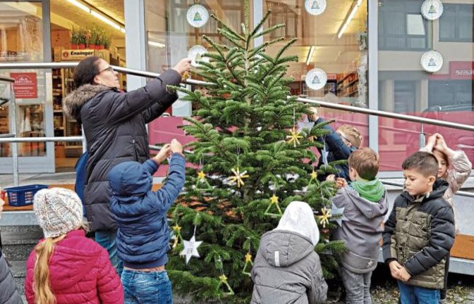 Der Dorfladen in Enzweihingen hat sich mit Unterstützung des katholischen Kindergartens im Ort bereits bestens für den Advent gerüstet.  Foto: Schneider