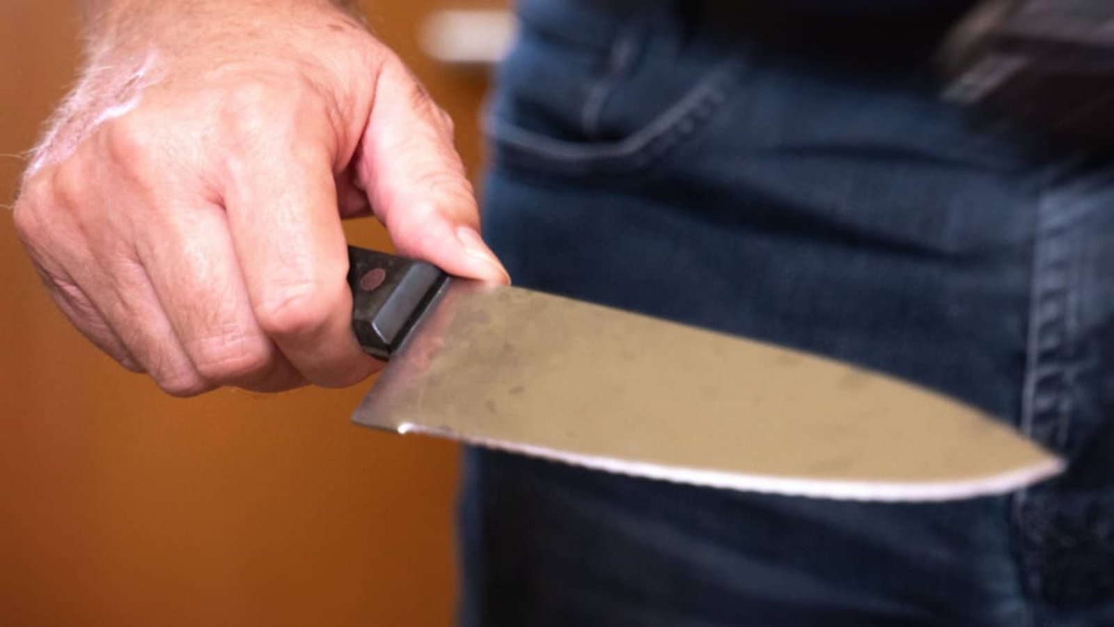Der Mann soll seine Familie mit einem großen Messer bedroht haben (Symbolfoto).www.imago-images.de