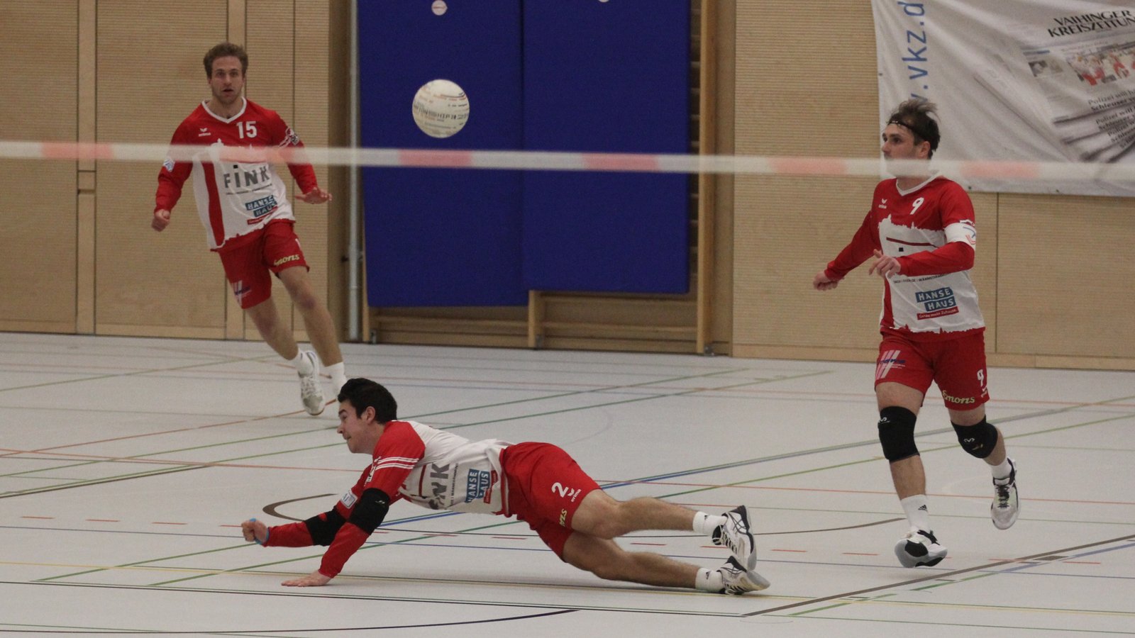 Tobias Maurer (von links), Andreas Knodel und Jaro Jungclaussen müssen sich mit dem TVV gegen Neugablonz ganz schön strecken. Foto: Dittrich