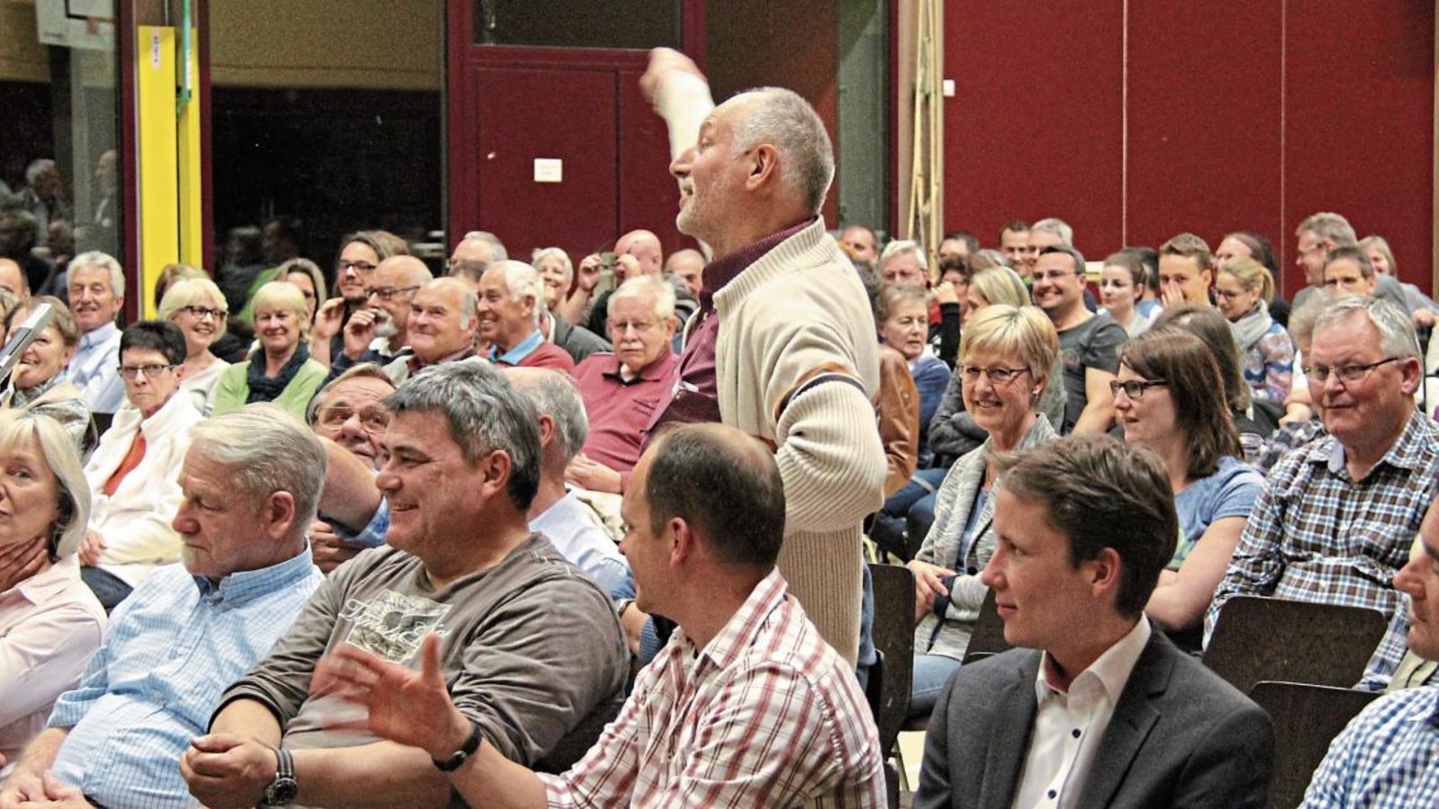 So mancher Bürger konnte seine Leidenschaft für kommunalpolitische Themen bei der Einwohnerversammlung in Nussdorf kaum im Zaum halten.  Fotos: Romanowski