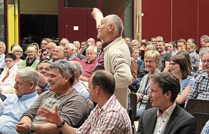 So mancher Bürger konnte seine Leidenschaft für kommunalpolitische Themen bei der Einwohnerversammlung in Nussdorf kaum im Zaum halten.  Fotos: Romanowski