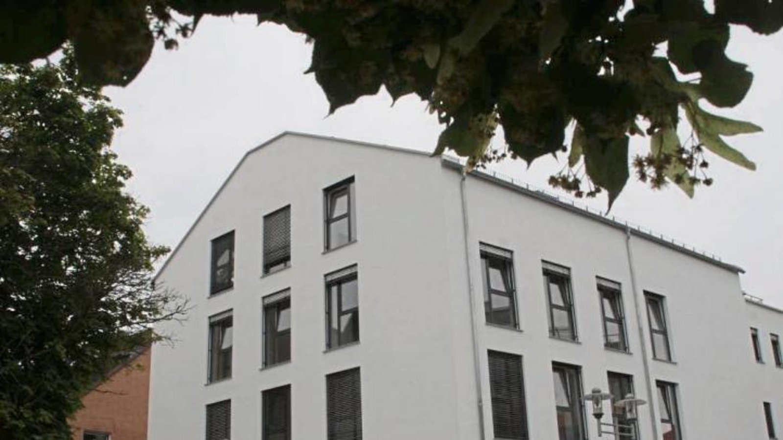 An der Ecke Von-König-Straße/Lammstraße ist in Großsachsenheim ein Ärztehaus entstanden. Belegt ist es bisher von der Gemeinschaftspraxis Bubeck/Klose/Bauer, der Zahnarztpraxis Giese und der Physiopraxis Schröpfer. Eine Ebene ist noch zu vermieten. Fotos: Arning