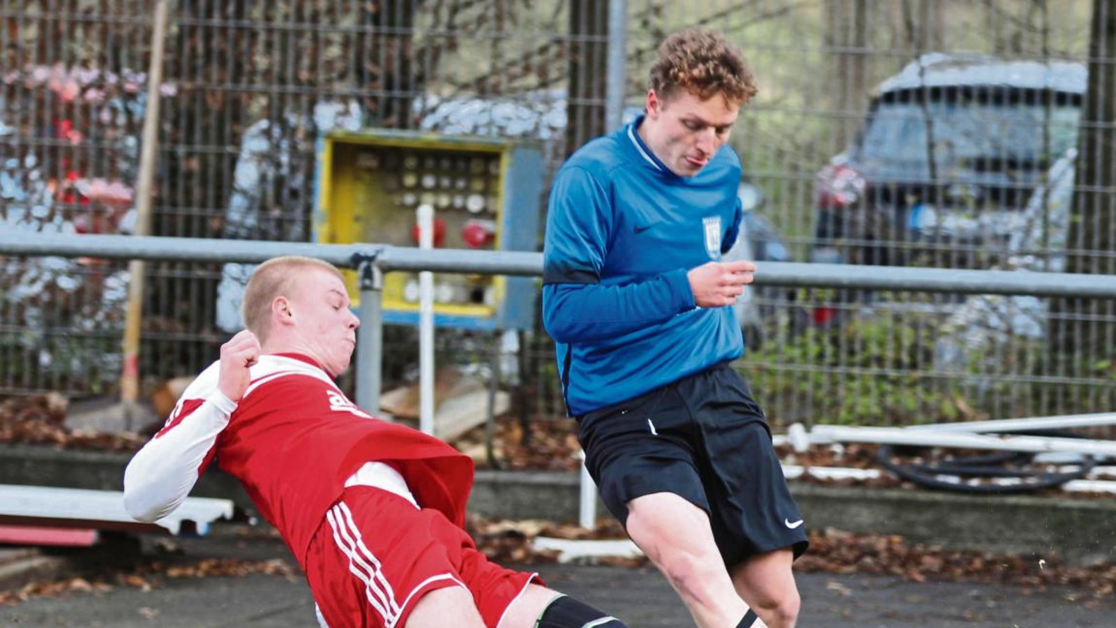 Maximilian Walther (links) grätscht dem Vaihinger Nils Mahler den Ball ab. Der SGM-Spieler war vor allem zu Beginn viel unterwegs. Foto: Nachreiner