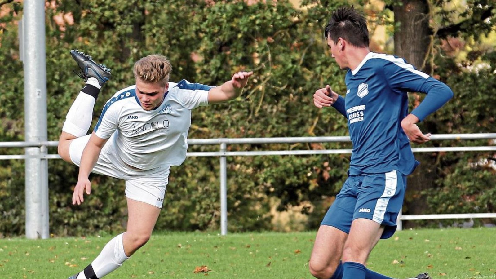 Mit einer artistischen Einlage überspringt Christian Spechtenhauser Merklingens Torwart, der in Illingen den Ball unter sich begräbt. Foto: Küppers