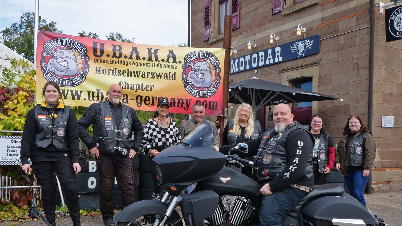 Das Ubaka-Team Nordschwarzwald setzt sich für Kinder ein und will bei Missbrauch und Misshandlungen helfen. Am Samstag haben sie zum Korso zur Jugendhilfe Korntal eingeladen. Start und Ziel: die Moto Bar in Kleinglattbach. Foto: Friedrich Das Ubaka-Team Nordschwarzwald setzt sich für Kinder ein und will bei Missbrauch und Misshandlungen helfen. Am Samstag haben sie zum Korso zur Jugendhilfe Korntal eingeladen. Start und Ziel: die Moto Bar in Kleinglattbach. Foto: Friedrich