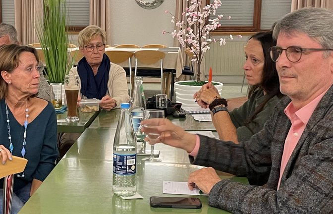 Armin Pioch (rechts) beantwortet die Fragen der Bürger .  <span class='image-autor'>Foto: Stogios</span>