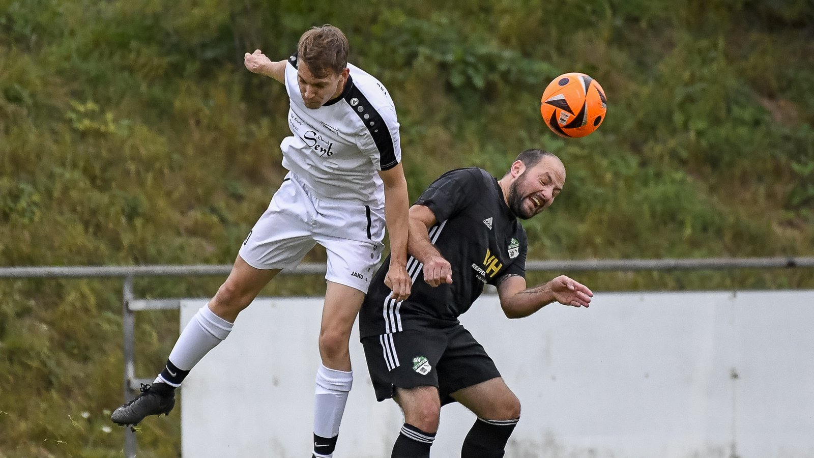 Auf den SV Iptingen und Julian Hörter (rechts) wartet am ersten Spieltag in Markgröningen eine hohe Hürde. Fotos: Leitner Auf den SV Iptingen und Julian Hörter (rechts) wartet am ersten Spieltag in Markgröningen eine hohe Hürde. Fotos: Leitner