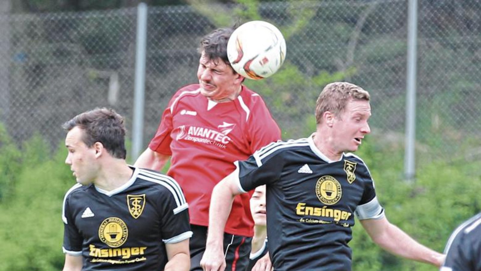 Als kompromissloser Abräumer in der Defensive wurde Marco Burkhardt (Mitte) beim SV Horrheim schmerzlich vermisst. Jetzt ist er wieder fit. Foto: Nachreiner Als kompromissloser Abräumer in der Defensive wurde Marco Burkhardt (Mitte) beim SV Horrheim schmerzlich vermisst. Jetzt ist er wieder fit. Foto: Nachreiner