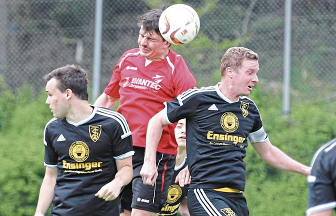 Als kompromissloser Abräumer in der Defensive wurde Marco Burkhardt (Mitte) beim SV Horrheim schmerzlich vermisst. Jetzt ist er wieder fit. Foto: Nachreiner