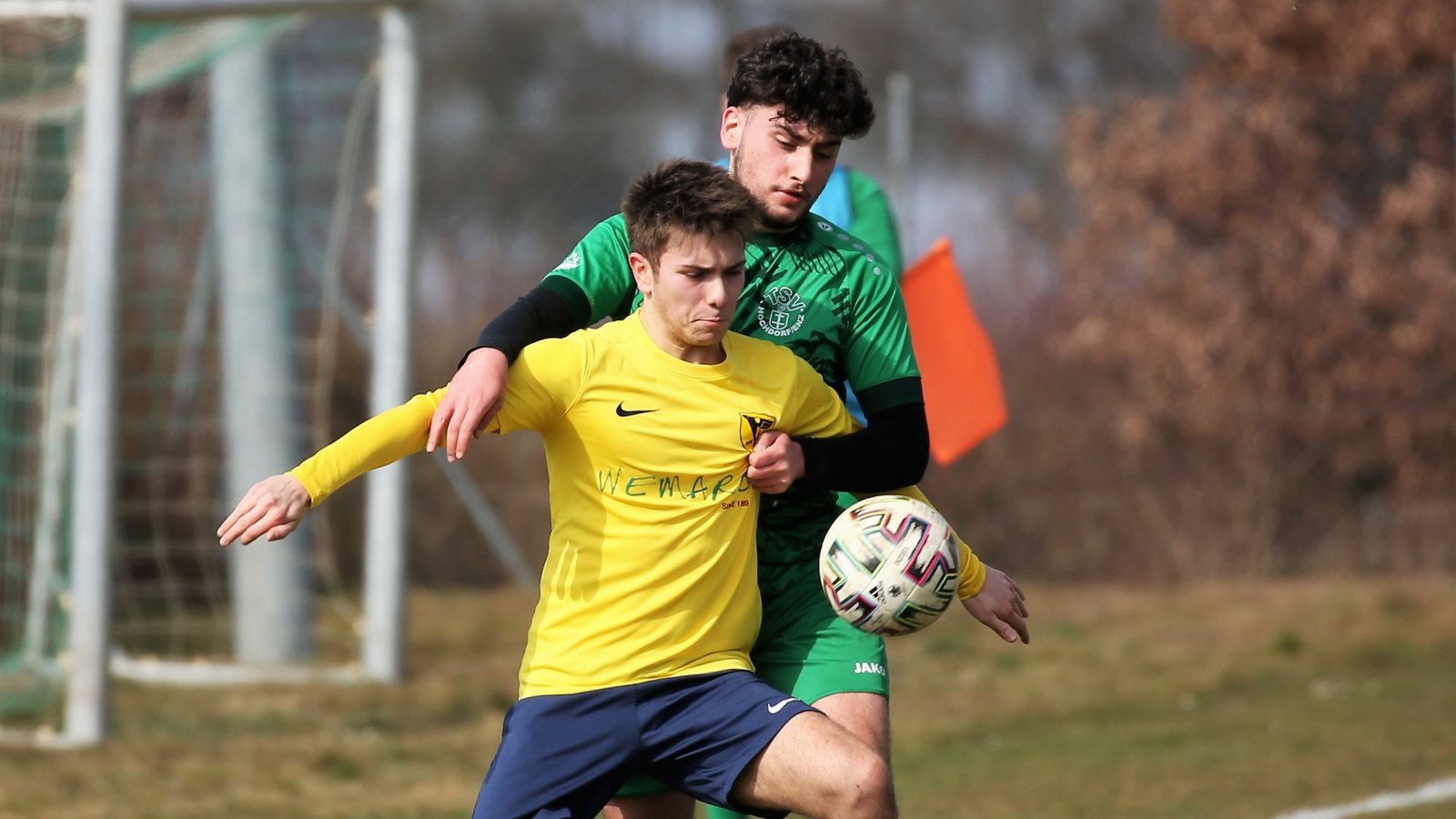Hiergeblieben! Kerem Cetin (hinten) hat überzeugende Argumente beim 3:2-Sieg des TSV Hochdorf gegen den TSV Phönix Lomersheim II und hofft am Sonntag auf den nächsten Erfolg. Foto: Küppers Hiergeblieben! Kerem Cetin (hinten) hat überzeugende Argumente beim 3:2-Sieg des TSV Hochdorf gegen den TSV Phönix Lomersheim II und hofft am Sonntag auf den nächsten Erfolg. Foto: Küppers