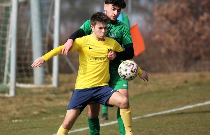 Hiergeblieben! Kerem Cetin (hinten) hat überzeugende Argumente beim 3:2-Sieg des TSV Hochdorf gegen den TSV Phönix Lomersheim II und hofft am Sonntag auf den nächsten Erfolg. <span class='image-autor'>Foto: Küppers</span>