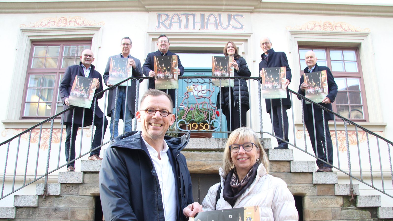 Adventskalender Nummer 0001 geht wie immer an den Vaihinger Oberbürgermeister: Lions-Präsidentin Yvonne Krüger-Goertz überreicht ihn an Uwe Skrzypek. Für die Lions und den Förderverein unterstützen außerdem (hinten von links) Norbert Fischer, Christian Wawrzyniak, Klaus Reitze, Franziska Mattlinger, Michael Straus und Markus Naujack die Aktion. Foto: Banholzer Adventskalender Nummer 0001 geht wie immer an den Vaihinger Oberbürgermeister: Lions-Präsidentin Yvonne Krüger-Goertz überreicht ihn an Uwe Skrzypek. Für die Lions und den Förderverein unterstützen außerdem (hinten von links) Norbert Fischer, Christian Wawrzyniak, Klaus Reitze, Franziska Mattlinger, Michael Straus und Markus Naujack die Aktion. Foto: Banholzer