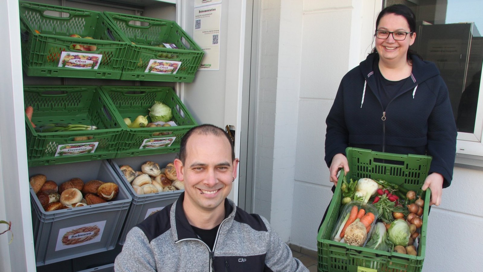 Rebecca Reinke und David Kreischer stellen den neuen Fairteilerschrank vor.  Foto: Banholzer