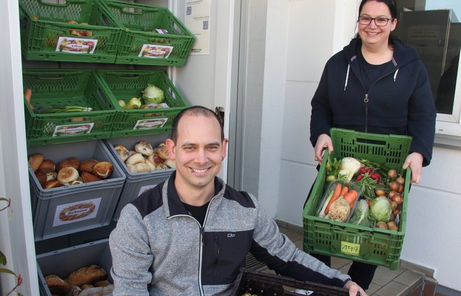 Rebecca Reinke und David Kreischer stellen den neuen Fairteilerschrank vor.  <span class='image-autor'>Foto: Banholzer</span>