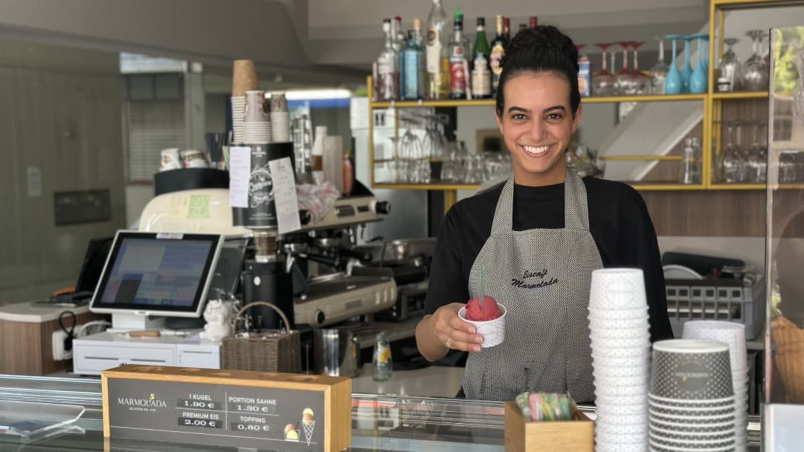Im Eiscafé Marmolada in Fellbach verkauft Maisun Abu-Ijheisheh seit mehreren Saisons Eis.Marie Part Im Eiscafé Marmolada in Fellbach verkauft Maisun Abu-Ijheisheh seit mehreren Saisons Eis.Marie Part
