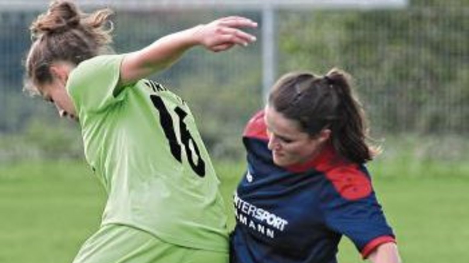 Lena Aichelberger (rechts) trennt ihre Gegenspielerin Sina Basler aus Erdmannhausen vom Ball. Zum Sieg reicht es nicht. Foto: Simecek Lena Aichelberger (rechts) trennt ihre Gegenspielerin Sina Basler aus Erdmannhausen vom Ball. Zum Sieg reicht es nicht. Foto: Simecek