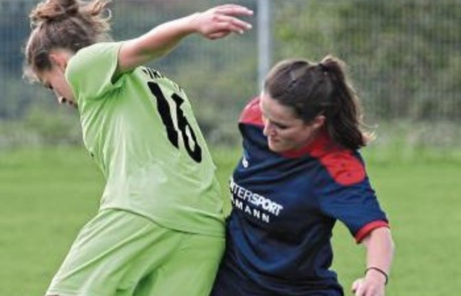 Lena Aichelberger (rechts) trennt ihre Gegenspielerin Sina Basler aus Erdmannhausen vom Ball. Zum Sieg reicht es nicht. Foto: Simecek