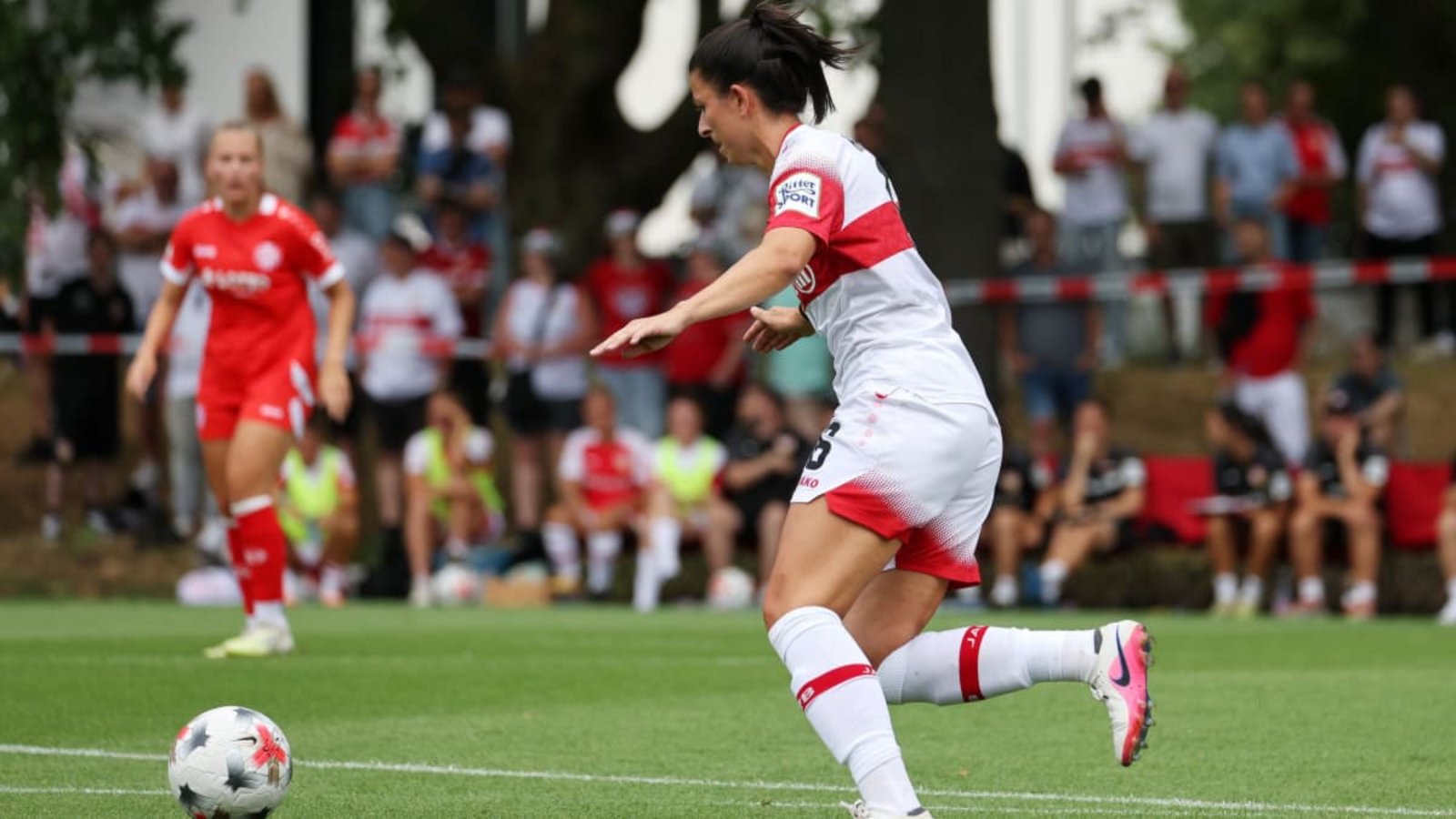 Chantal Hagel peilt mit dem VfB Stuttgart den Klassenverbleib an.Baumann Chantal Hagel peilt mit dem VfB Stuttgart den Klassenverbleib an.Baumann