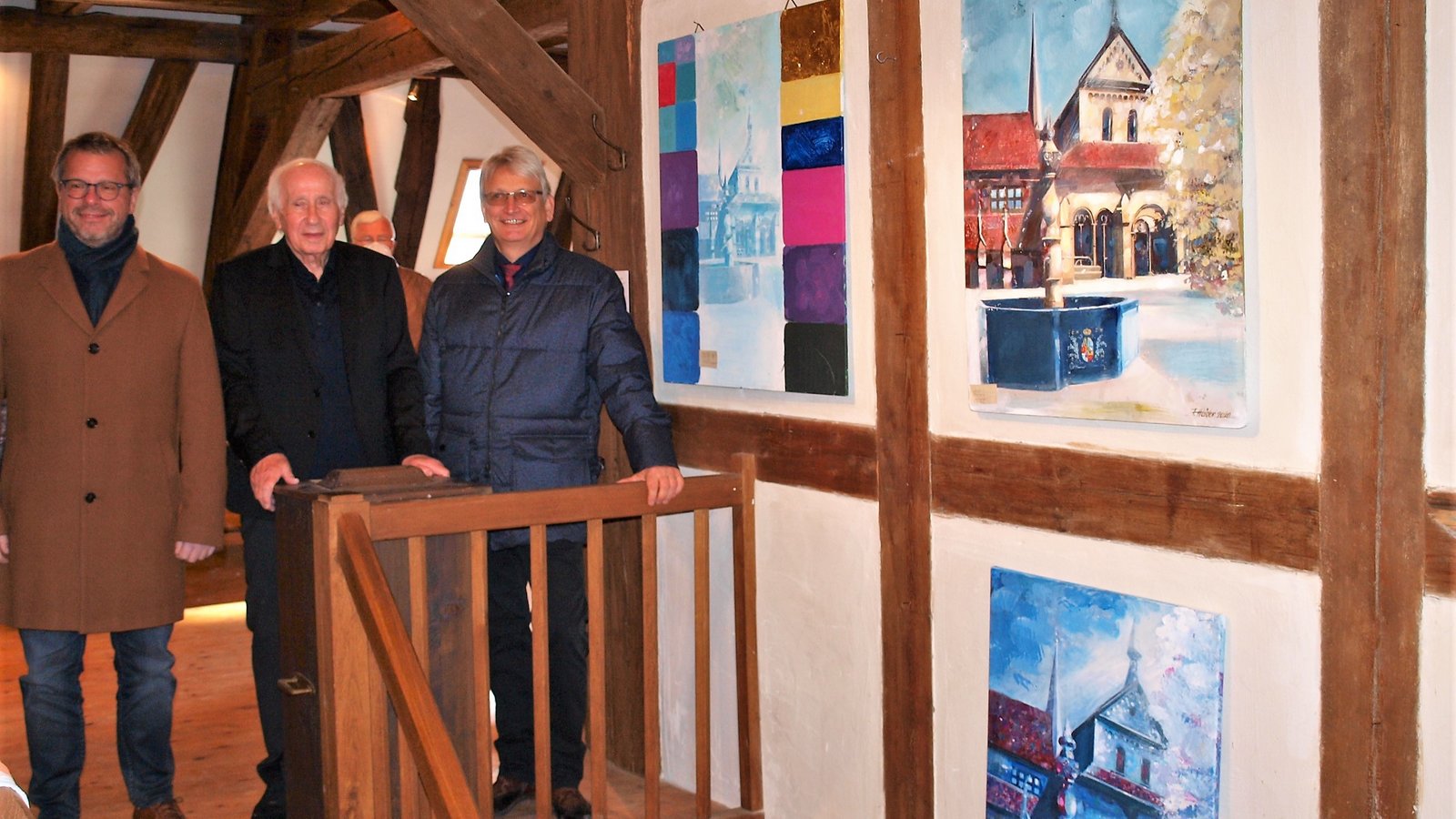 Bürgermeister Andreas Felchle, Künstler Friedrich Heider und der Erste Vorsitzende des Bürgervereins, Ulrich Kurz (von links) vor überraschenden Klosteransichten.  Foto: Filitz