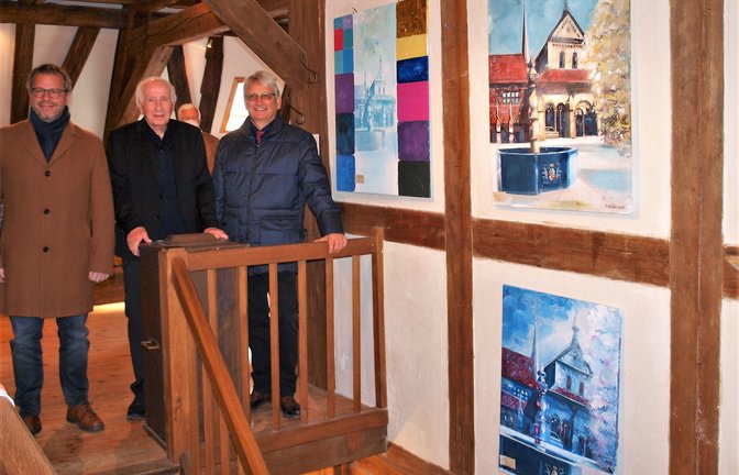 Bürgermeister Andreas Felchle, Künstler Friedrich Heider und der Erste Vorsitzende des Bürgervereins, Ulrich Kurz (von links) vor überraschenden Klosteransichten.  <span class='image-autor'>Foto: Filitz</span>
