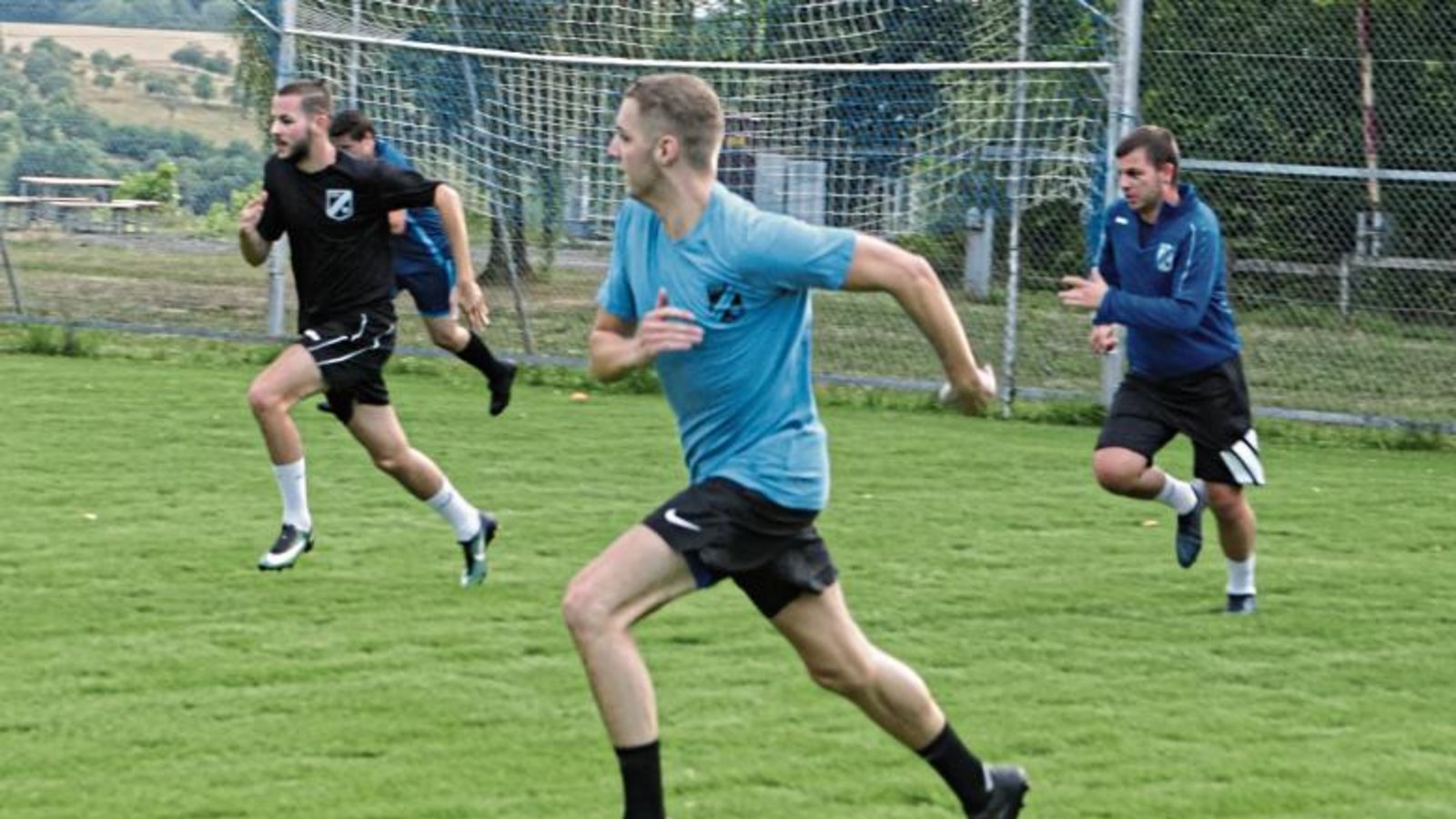 Für die Häfnerhaslacher – unter anderem (von rechts) Sascha Bartholme, Marco Hirsch und Luka Loncar – standen gestern Abend die ersten Sprintübungen auf dem Programm. Foto: Nachreiner Für die Häfnerhaslacher – unter anderem (von rechts) Sascha Bartholme, Marco Hirsch und Luka Loncar – standen gestern Abend die ersten Sprintübungen auf dem Programm. Foto: Nachreiner