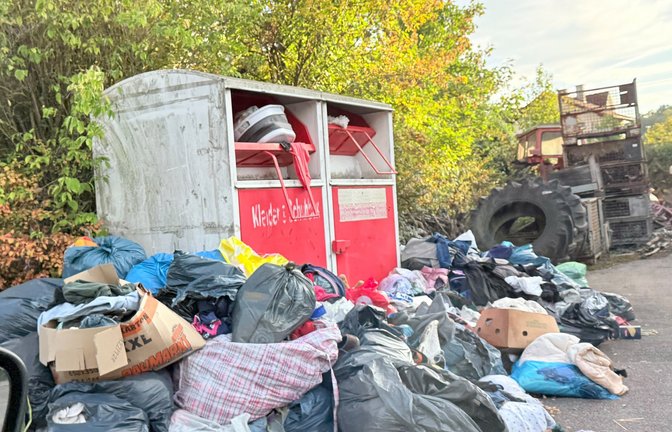 Definitiv kein schöner Anblick: Rund um den Altkleidercontainer wird es immer voller.  <span class='image-autor'>Foto: p</span>