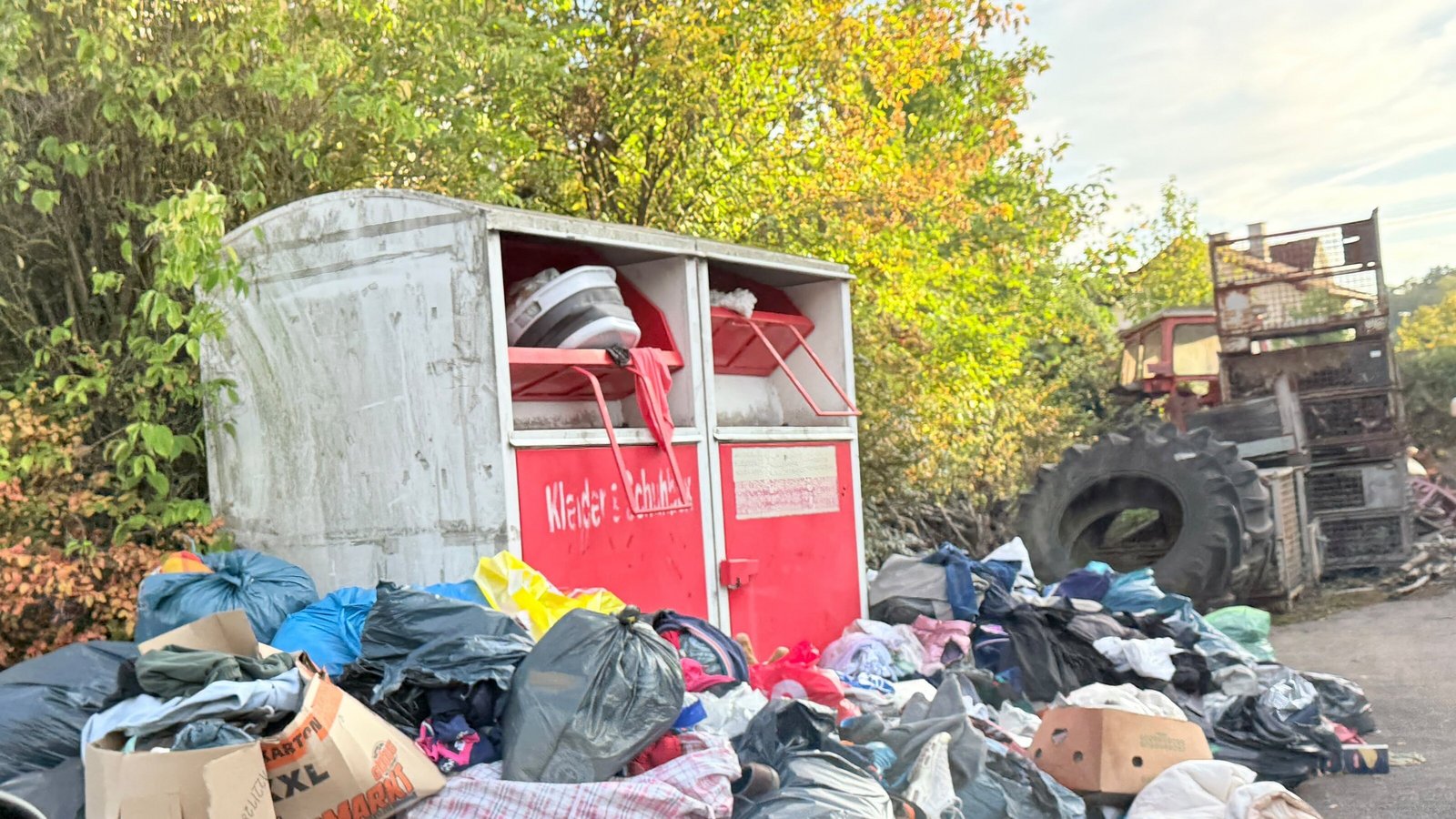 Definitiv kein schöner Anblick: Rund um den Altkleidercontainer wird es immer voller. Foto: p Definitiv kein schöner Anblick: Rund um den Altkleidercontainer wird es immer voller. Foto: p