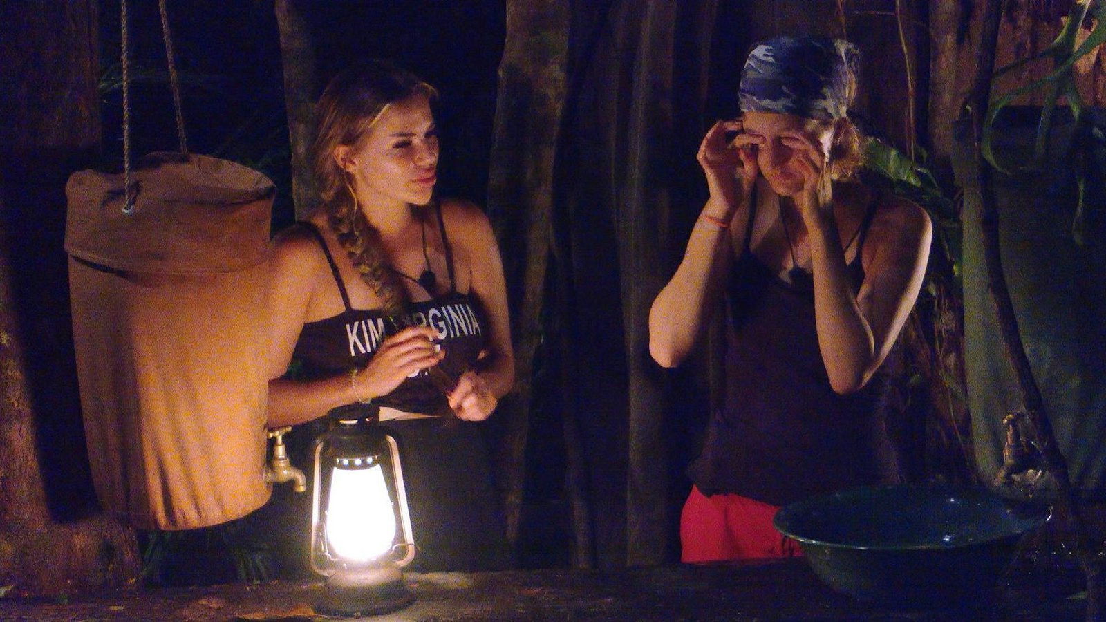 Kim (links) im Gespräch mit Anya.Foto: RTL/Tag 2 Kim (links) im Gespräch mit Anya.Foto: RTL/Tag 2