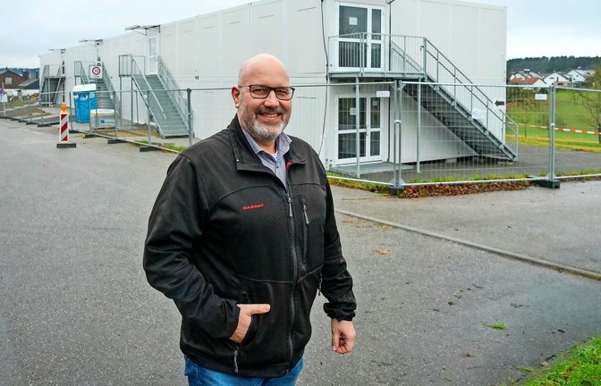 Der Wimsheimer  Bürgermeister Mario Weisbrich vor der vom Enzkreis errichteten Container-Anlage am Mühlweg.<span class='image-autor'>Foto: /Simon Granville</span>