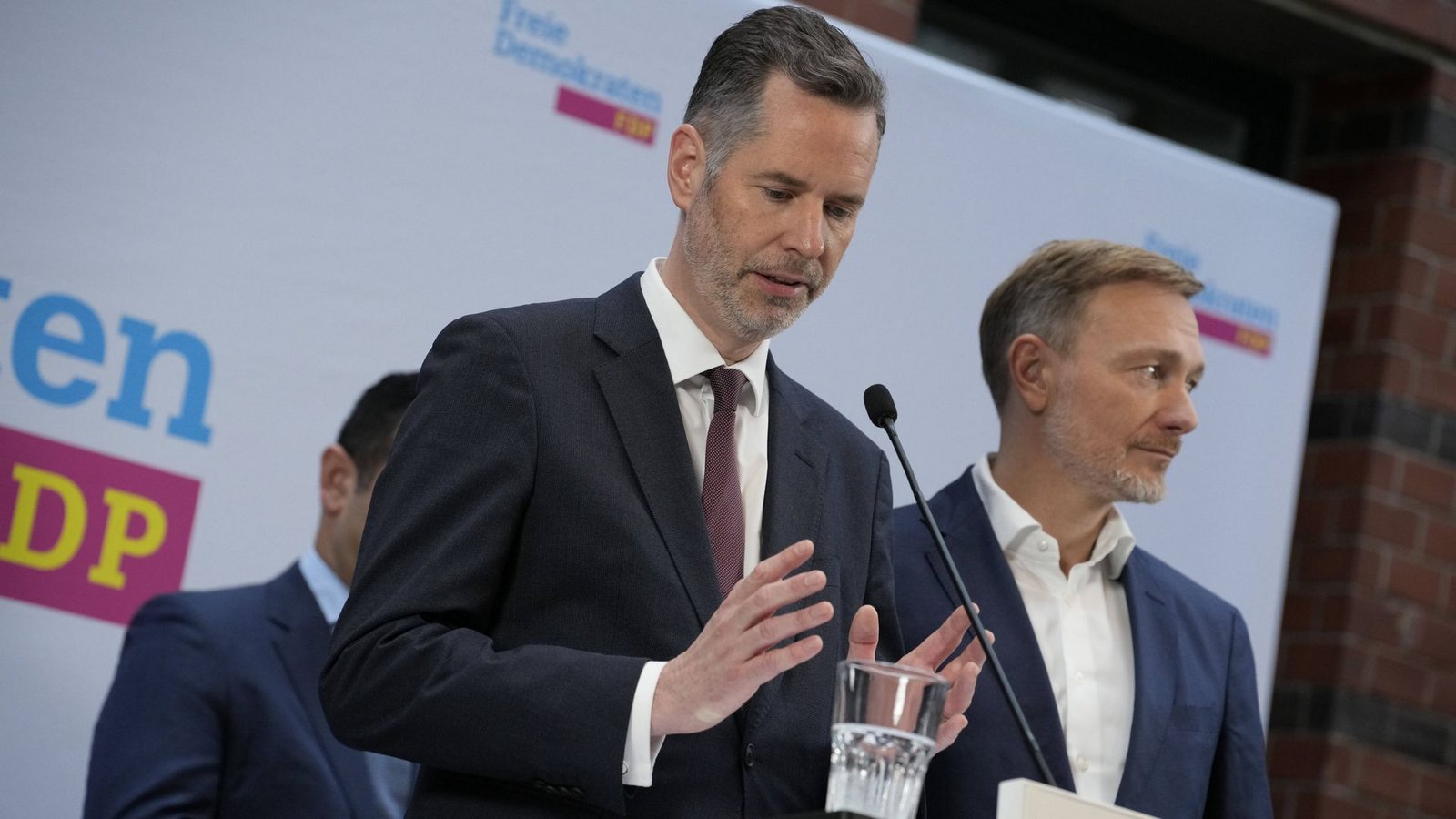 FDP-Chef Lindner und Fraktionsschef Dürr äußerten sich erneut zum „D-Day-Papier“. (Archivbild)Foto: IMAGO/Bernd Elmenthaler/IMAGO/Bernd Elmenthaler FDP-Chef Lindner und Fraktionsschef Dürr äußerten sich erneut zum „D-Day-Papier“. (Archivbild)Foto: IMAGO/Bernd Elmenthaler/IMAGO/Bernd Elmenthaler