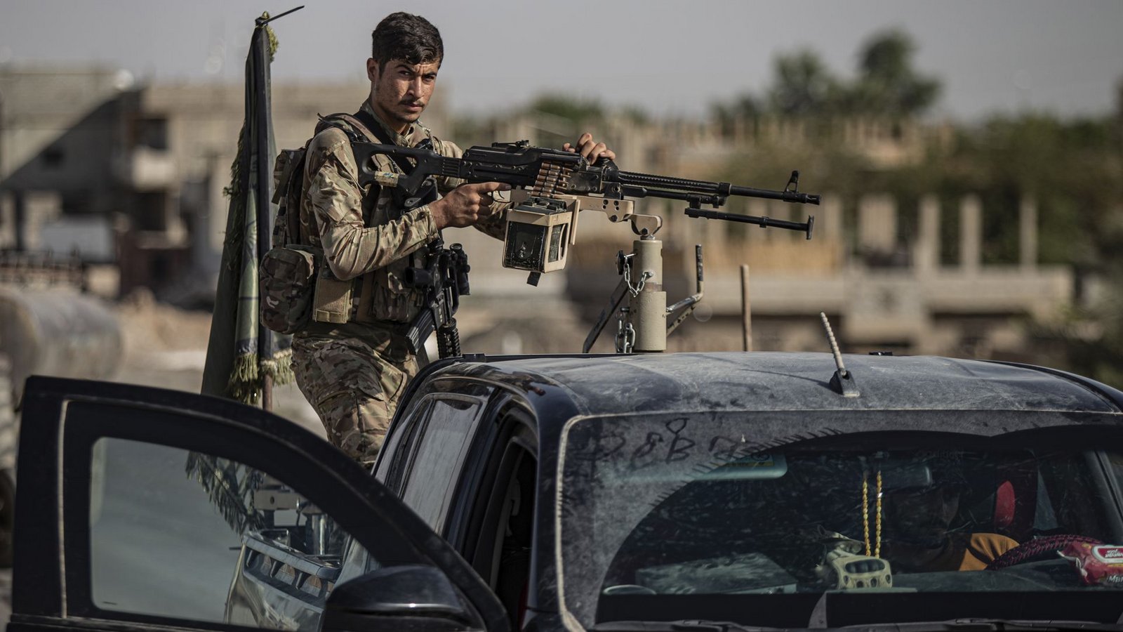 Ein von den USA unterstützter Kämpfer der Syrischen Demokratischen Kräfte (SDF) steht auf einem gepanzerten Fahrzeug in Ostsyrien. Bei Kämpfen im Westen Syrien starben drei Menschen (Archivfoto).Foto: Baderkhan Ahmad/AP/dpa/Baderkhan Ahmad Ein von den USA unterstützter Kämpfer der Syrischen Demokratischen Kräfte (SDF) steht auf einem gepanzerten Fahrzeug in Ostsyrien. Bei Kämpfen im Westen Syrien starben drei Menschen (Archivfoto).Foto: Baderkhan Ahmad/AP/dpa/Baderkhan Ahmad