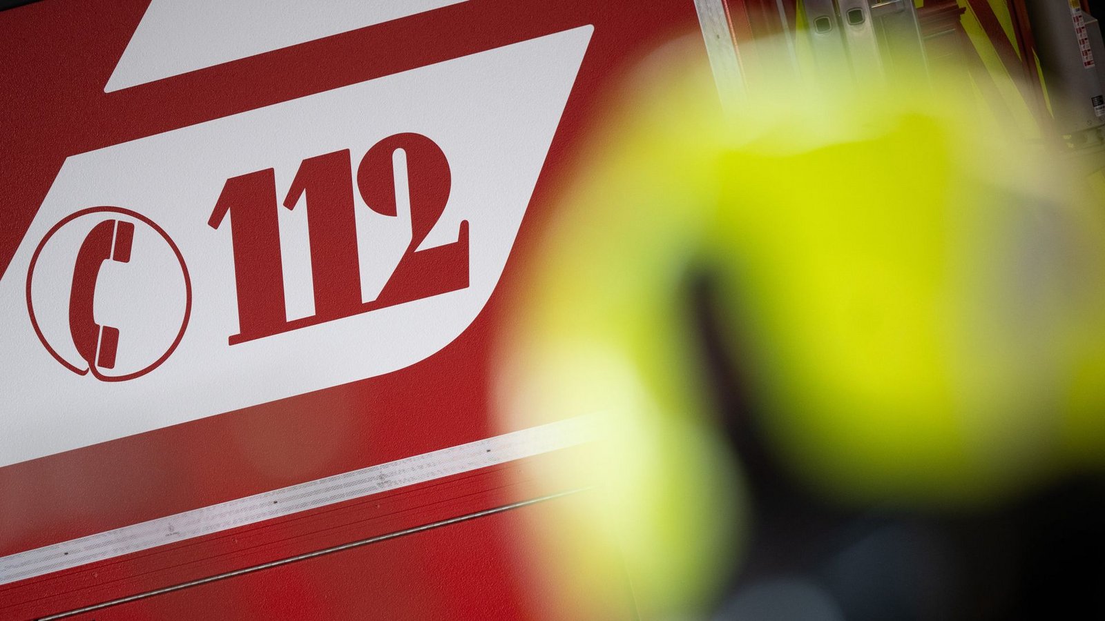 Insgesamt waren 90 Einsatzkräfte bei dem Brand vor Ort. (Symbolbild)Foto: dpa/Sebastian Gollnow